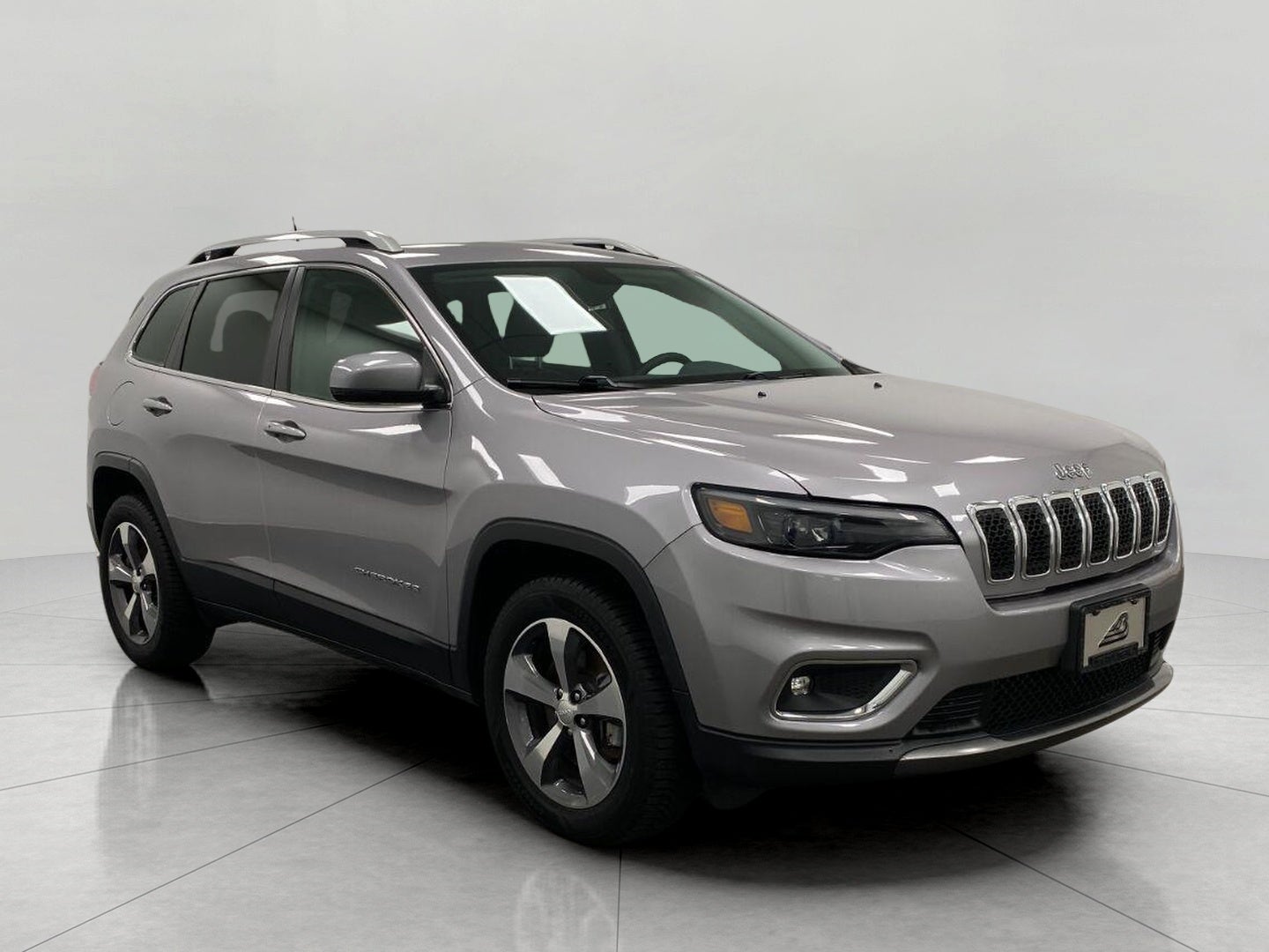 2019 Jeep Cherokee Limited 4x4 in Billet Silver Metallic Clearcoat — front three-quarter view